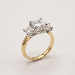 Anello in oro giallo e bianco con diamante taglio brillante quadrato modificato da 2,01 carati, colore H, purezza VVS1