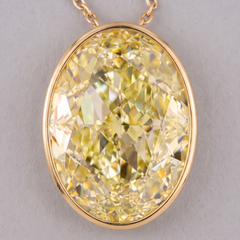 6,11-Karat-Diamant in der Farbe „Fancy Yellow“, Reinheit VS2, im modifizierten Brillantschliff, oval, an einer Halskette aus Gelbgold