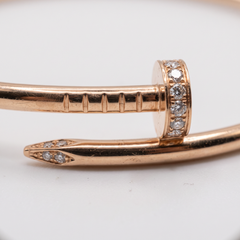Bracelet manchette Cartier « Juste Un Clou » en or rose 18 carats, serti de diamants