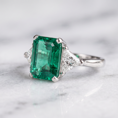 Anillo de oro blanco con una esmeralda octogonal verde de 6,79 quilates, certificado por el GIA