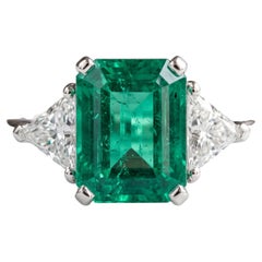 Anillo de oro blanco con una esmeralda octogonal verde de 6,79 quilates, certificado por el GIA