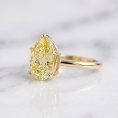 Bague sertie d'un diamant certifié GIA de 3 carats, de couleur jaune fantaisie, de pureté VVS2, taille « brillant modifié en poire »