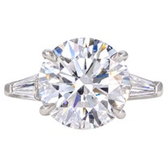 GIA-zertifizierter Verlobungsring aus Platin mit einem runden Diamanten von 6 Karat und konisch zulaufenden Baguette-Steinen