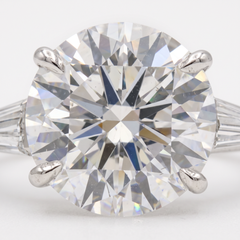GIA-zertifizierter Verlobungsring aus Platin mit einem runden Diamanten von 6 Karat und konisch zulaufenden Baguette-Steinen