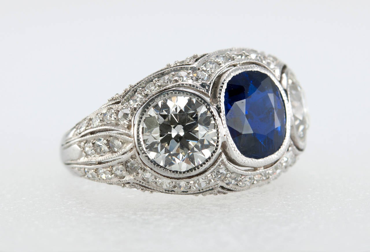 Art Deco Three-Stone Natural Sapphire Diamond Platinum Ring In Excellent Condition For Sale In Los Angeles, CA