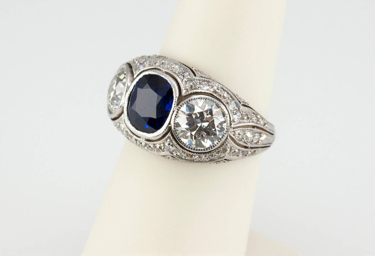 Art Deco Three-Stone Natural Sapphire Diamond Platinum Ring For Sale 1
