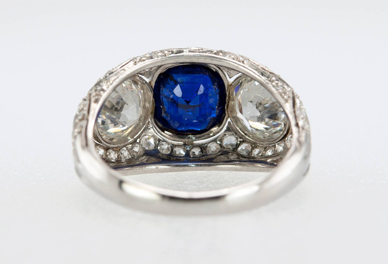 Art Deco Three-Stone Natural Sapphire Diamond Platinum Ring For Sale 3