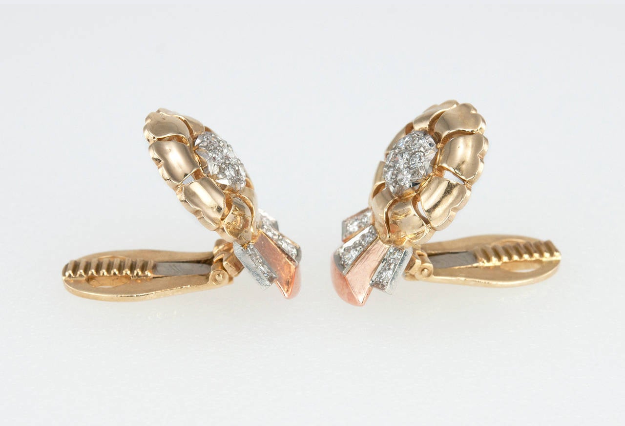 Retro Tri-Colored Diamond Gold Ribbon Earrings In Excellent Condition In Los Angeles, CA