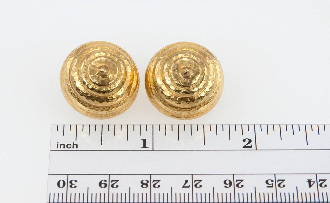 Very chic dome clip on earrings in 18 karat textured gold concentric circles by Lalaounis. 21st century, Greece. 

Earrings measure approximately 0.44 inches in depth and 0.80 inches in depth.