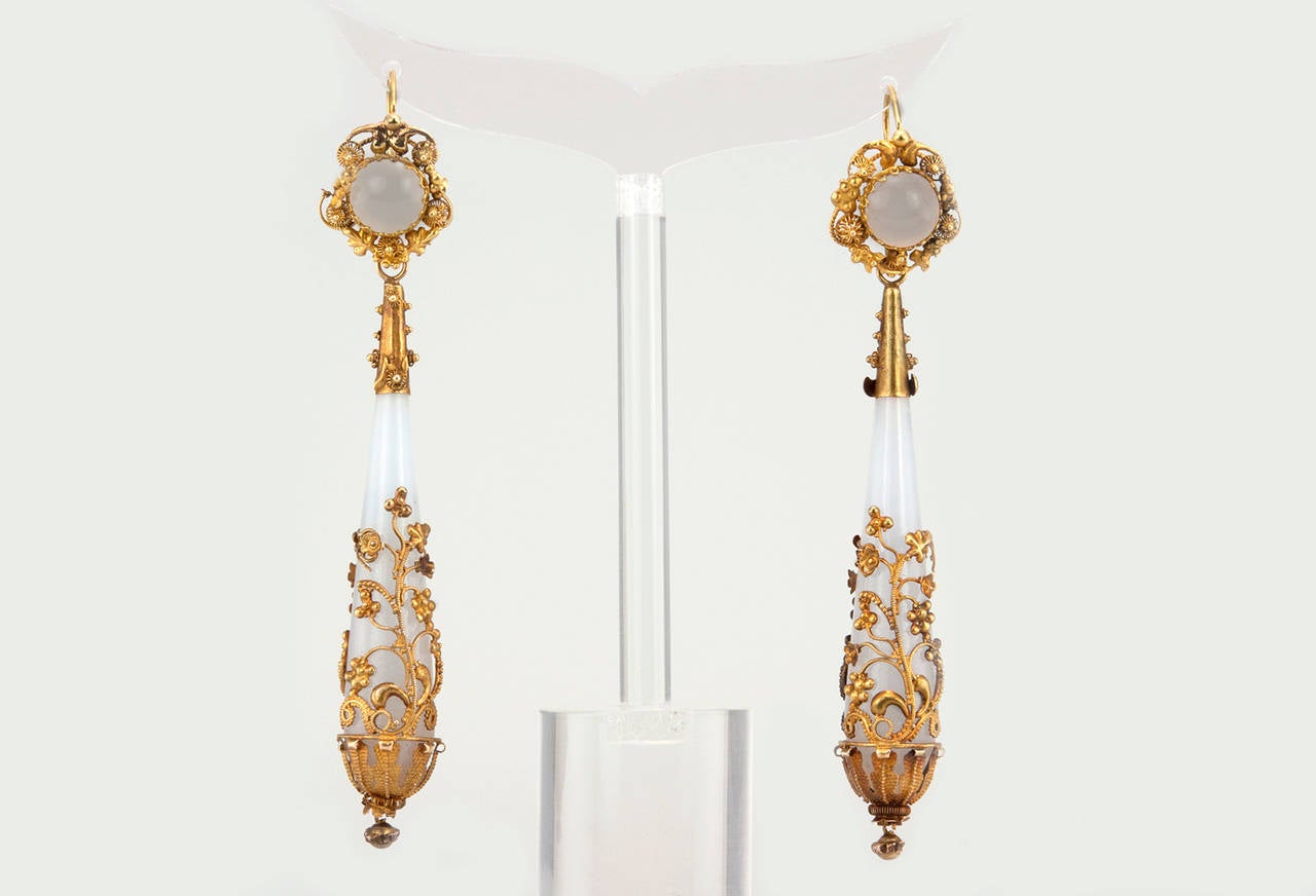 Regency Chalcedony Gold Day-Night Earrings In Excellent Condition For Sale In Los Angeles, CA