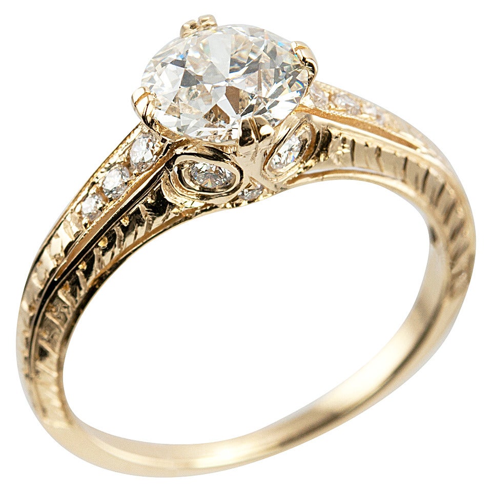 1.05 Carat Diamond Gold Engagement Ring For Sale