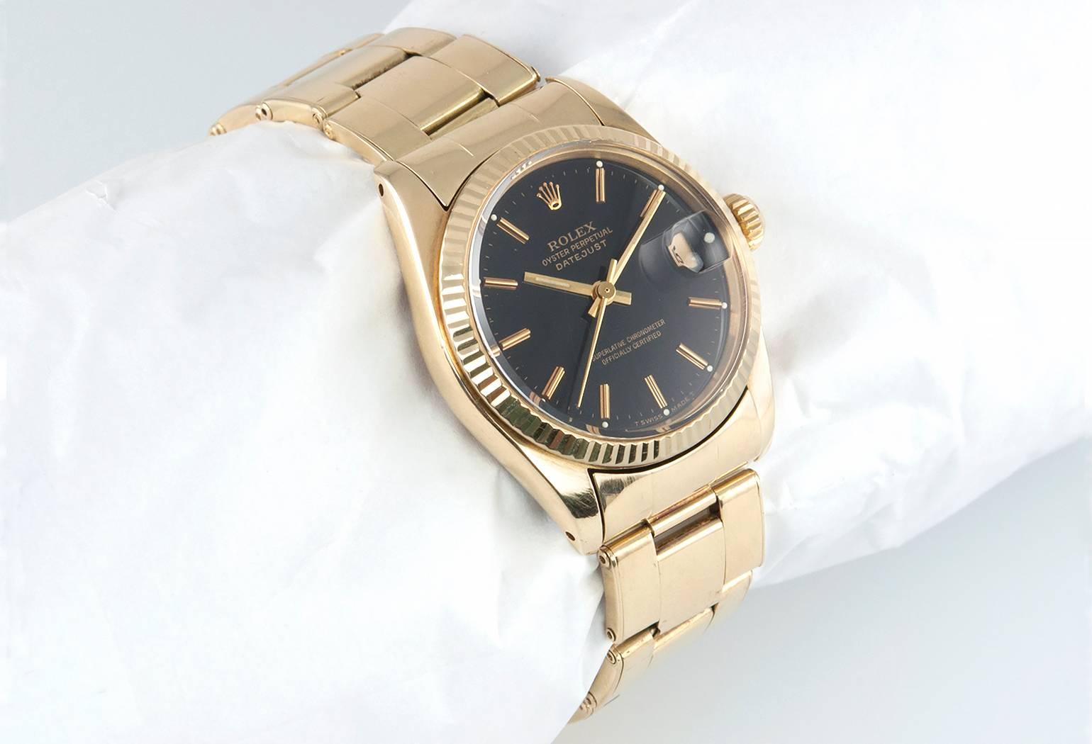 Rolex Midsize Yellow Gold Black Dial DateJust Wristwatch Ref 6827 In Excellent Condition For Sale In Los Angeles, CA