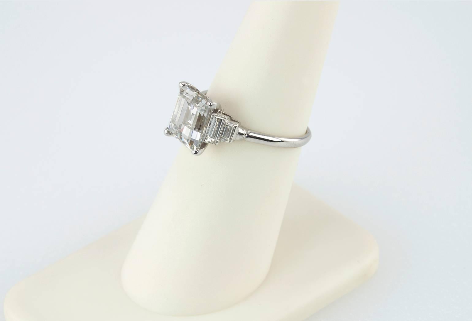Art Deco 2.90 Carat Emerald Cut Diamond Engagement Ring For Sale 1