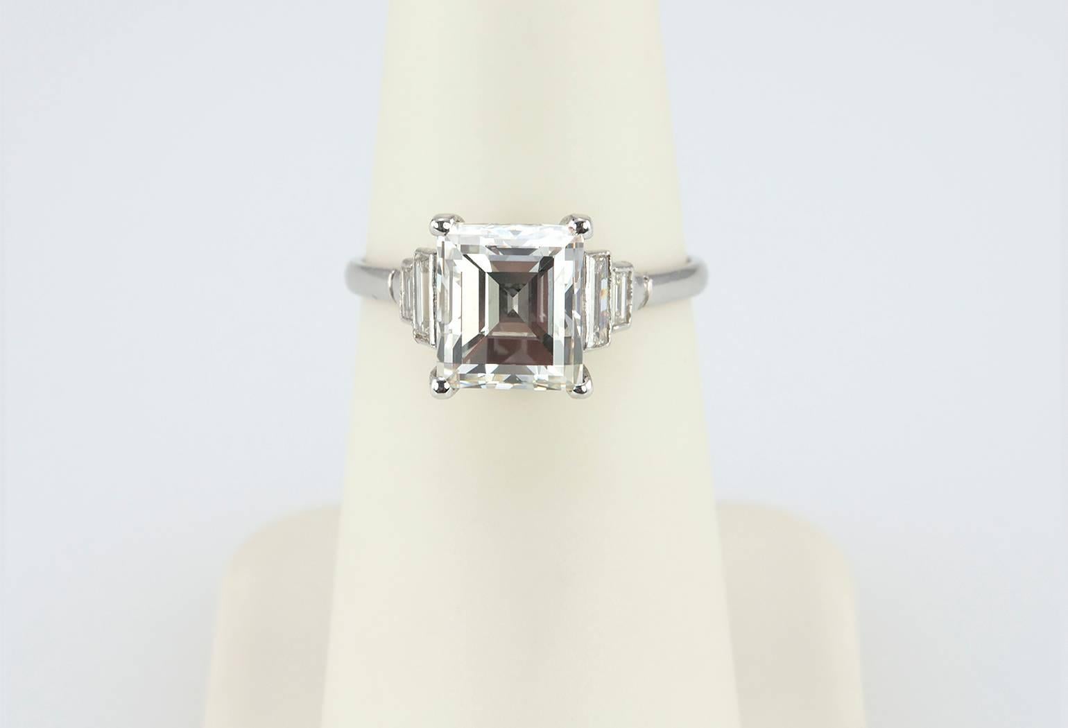 Women's Art Deco 2.90 Carat Emerald Cut Diamond Engagement Ring For Sale