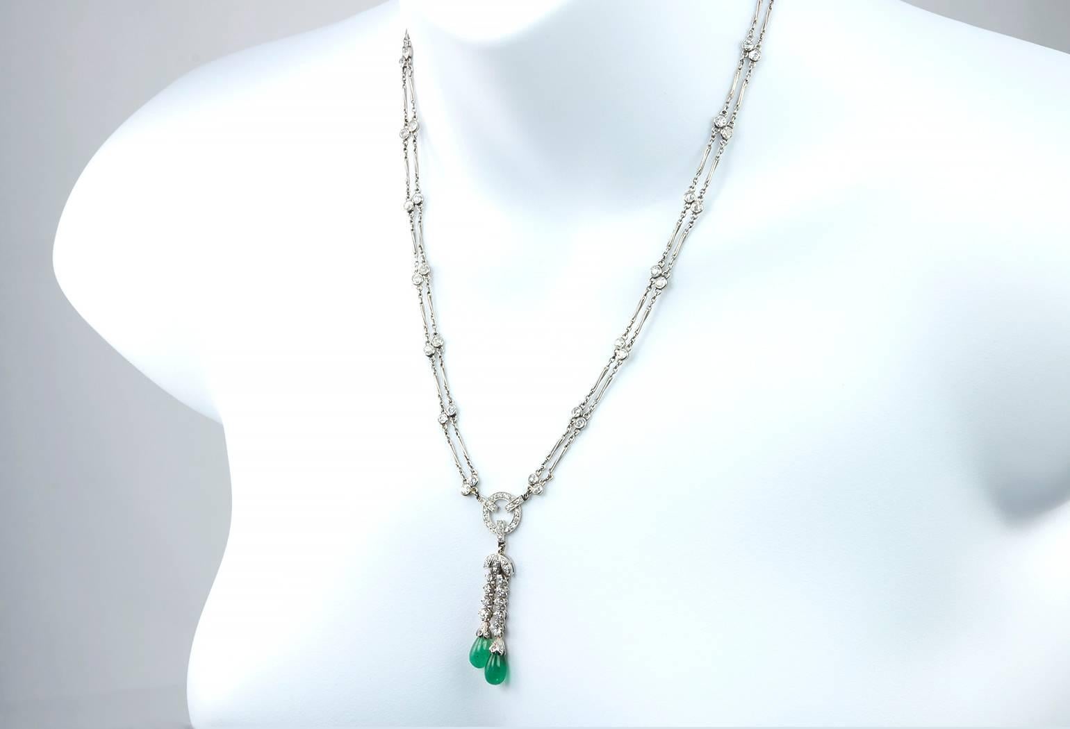 Diamond and Emerald Platinum Necklace Circa 1920s In Excellent Condition For Sale In Los Angeles, CA