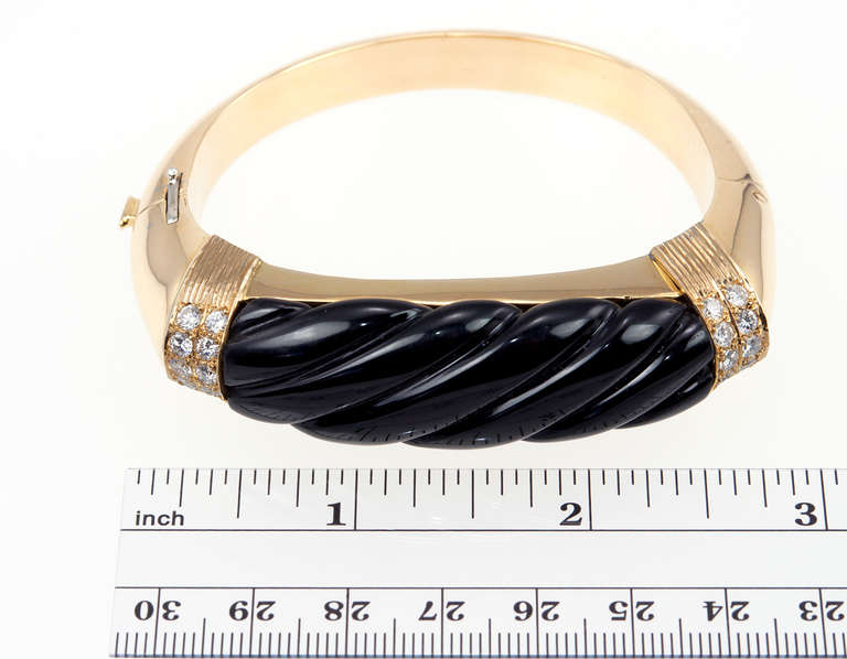 Nardi 18 karat gold bangle bracelet with carved onyx in a twisted design. Ten bead set round brilliant cut diamonds decorate both sides of the onyx, 1.2 carats in total diamond weight. A perfect bracelet for any summer outfit!