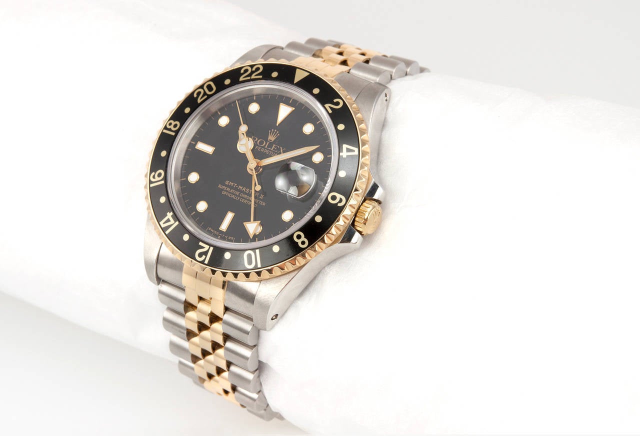 Rolex GMT-Master II wristwatch in 18 karat yellow and stainless steel, reference 16713. This classic Rolex is from 1991 and features a super tight 18 karat gold and stainless steel jubilee bracelet, an original black dial, rotating 18 karat gold