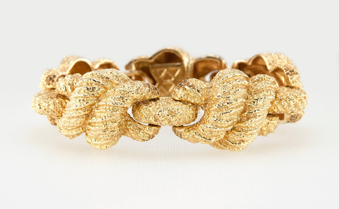 Textured Gold Link Bracelet In Excellent Condition In Los Angeles, CA