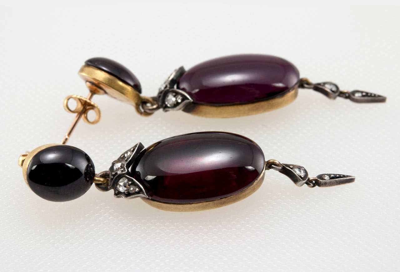 Victorian Garnet Carbuncle Gold Dangle Earrings In Good Condition For Sale In Los Angeles, CA