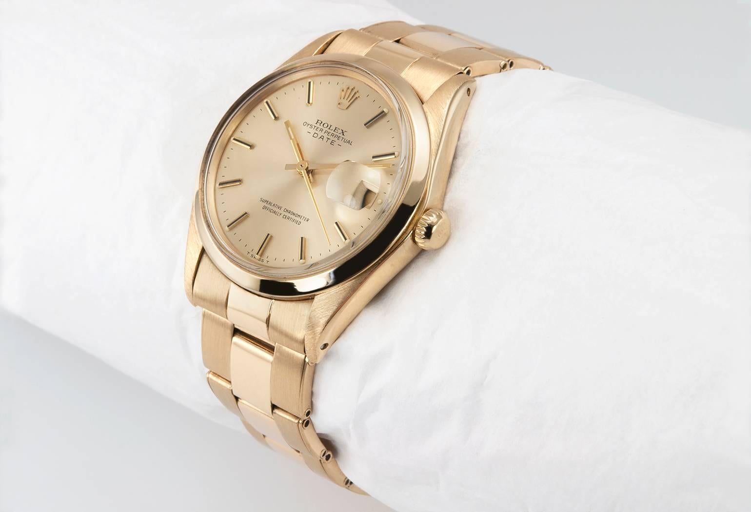 Rolex Date wristwatch in 18 karat yellow gold, reference 1500. This beautiful watch features an original gold color dial, gold locking crown, plastic crystal, with an automatic movement and an 18 karat riveted Oyster bracelet. Circa 1971. The watch