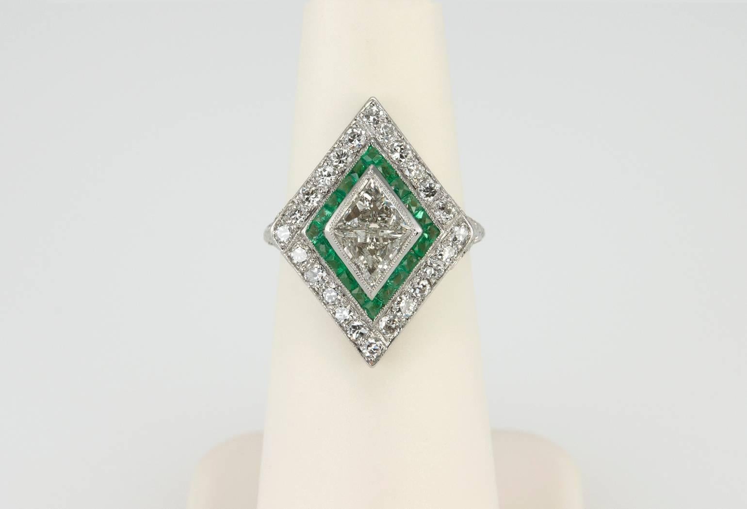 1930s Emerald Diamond Platinum Kite-Shaped Ring In Excellent Condition For Sale In Los Angeles, CA
