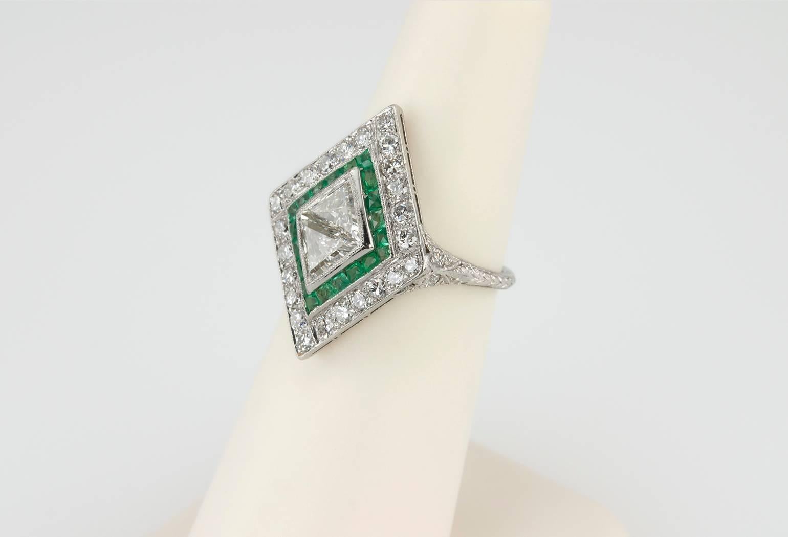 Women's 1930s Emerald Diamond Platinum Kite-Shaped Ring For Sale