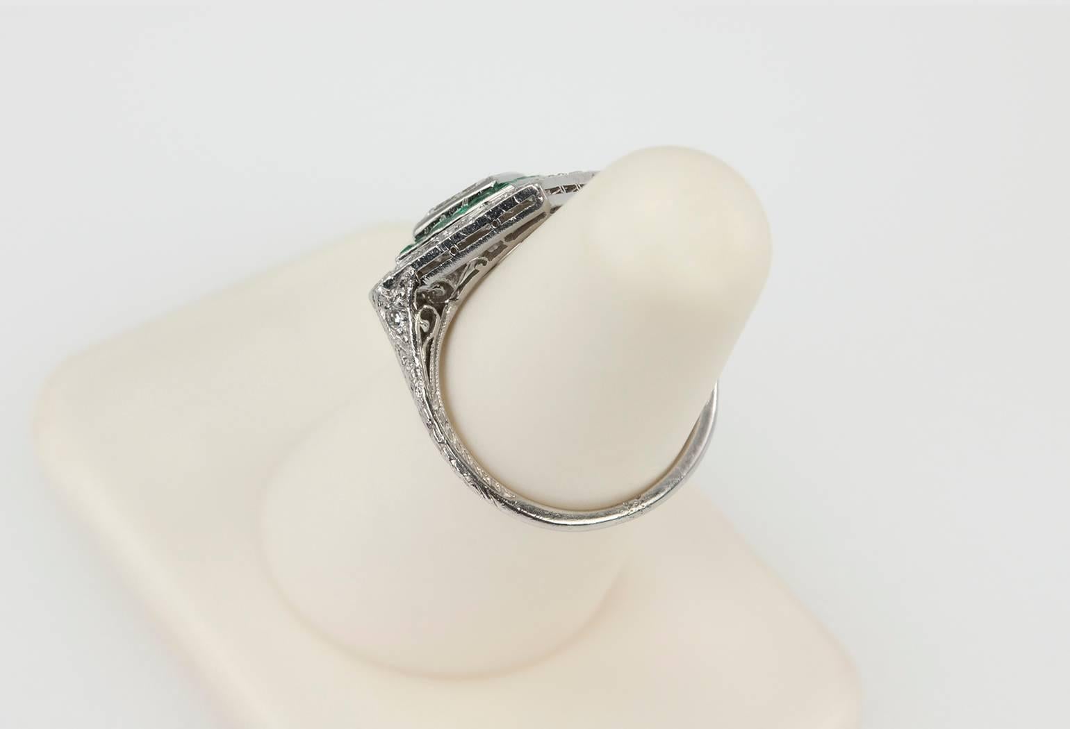 1930s Emerald Diamond Platinum Kite-Shaped Ring For Sale 1