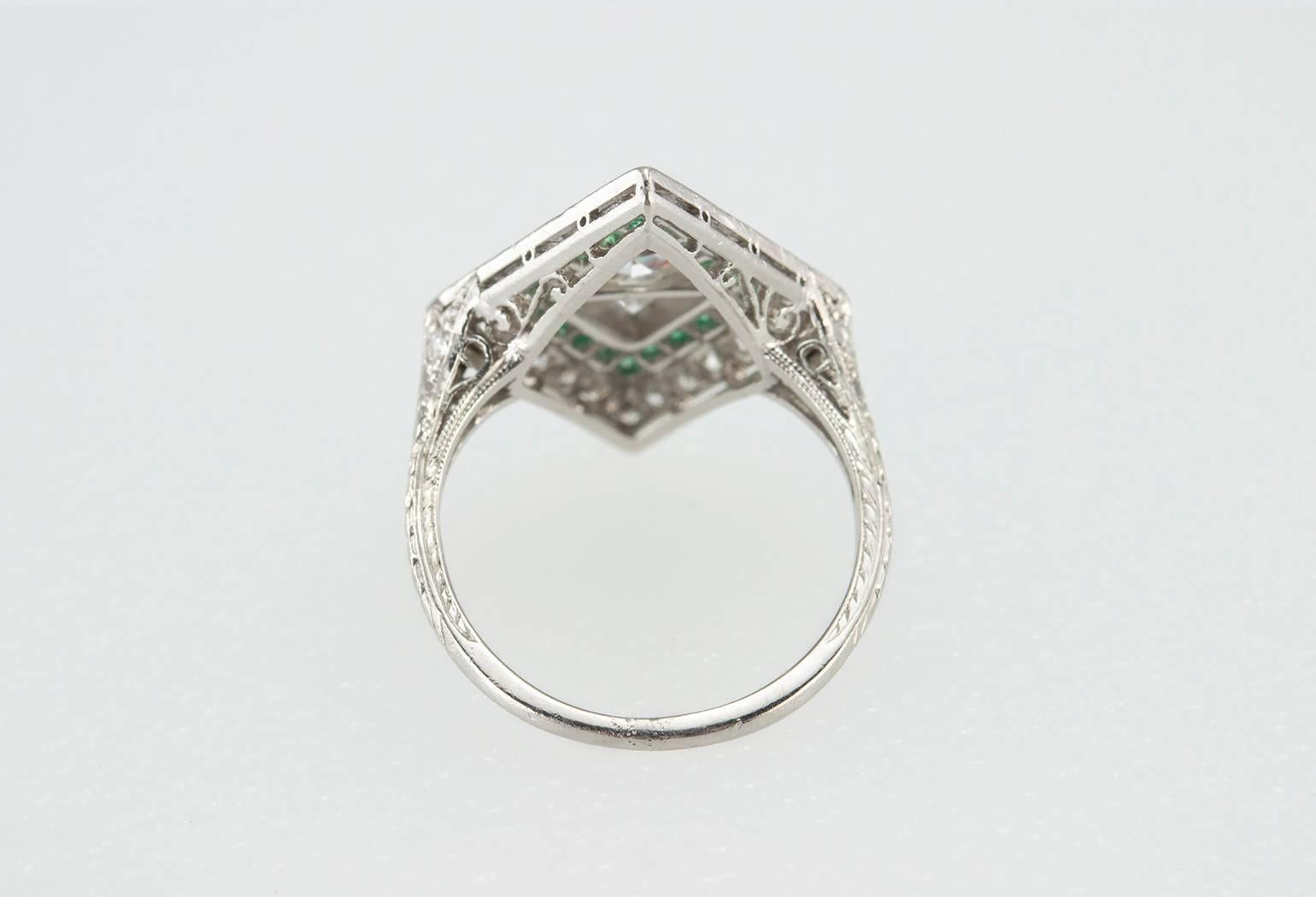1930s Emerald Diamond Platinum Kite-Shaped Ring For Sale 2