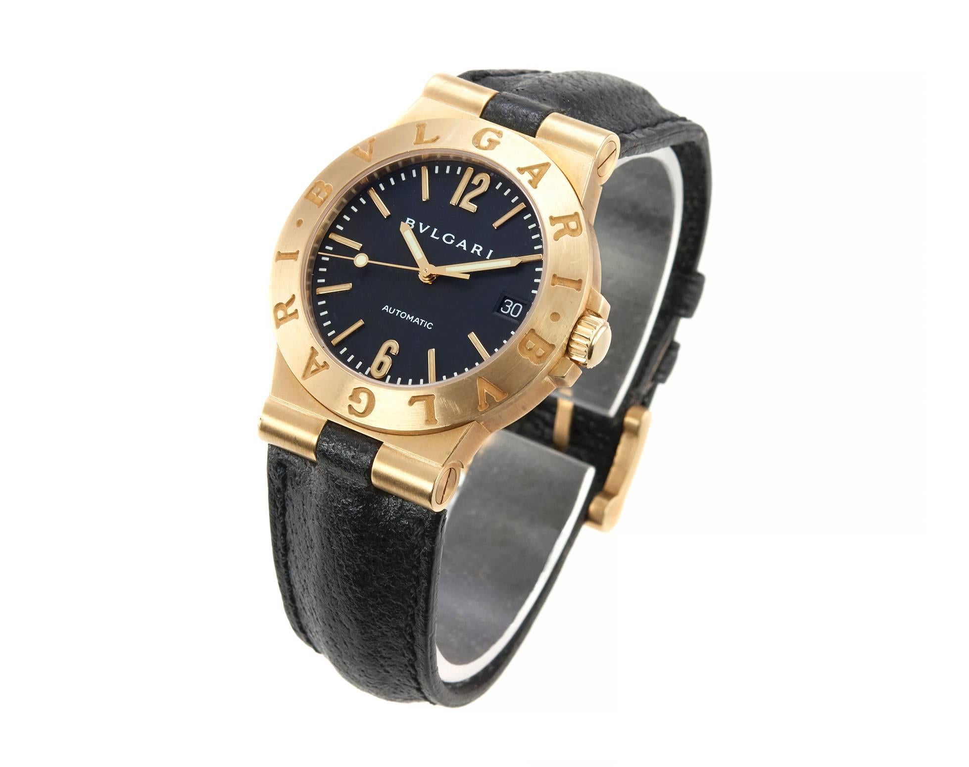 Bulgari Diagono wristwatch in 18 karat yellow gold, reference LCV 35 G. This modern 35mm size watch features a black original dial, glass crystal, original black strap, 18 karat yellow gold case, original 18 karat gold buckle, automatic movement. 