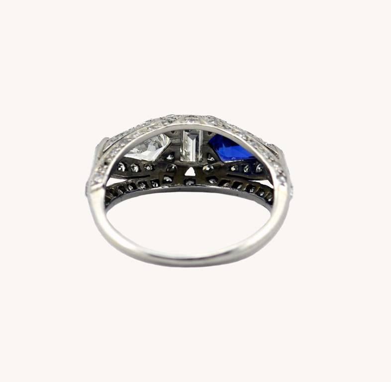 1920s Art Deco Sapphire Diamond Platinum Ring In Excellent Condition For Sale In Los Angeles, CA
