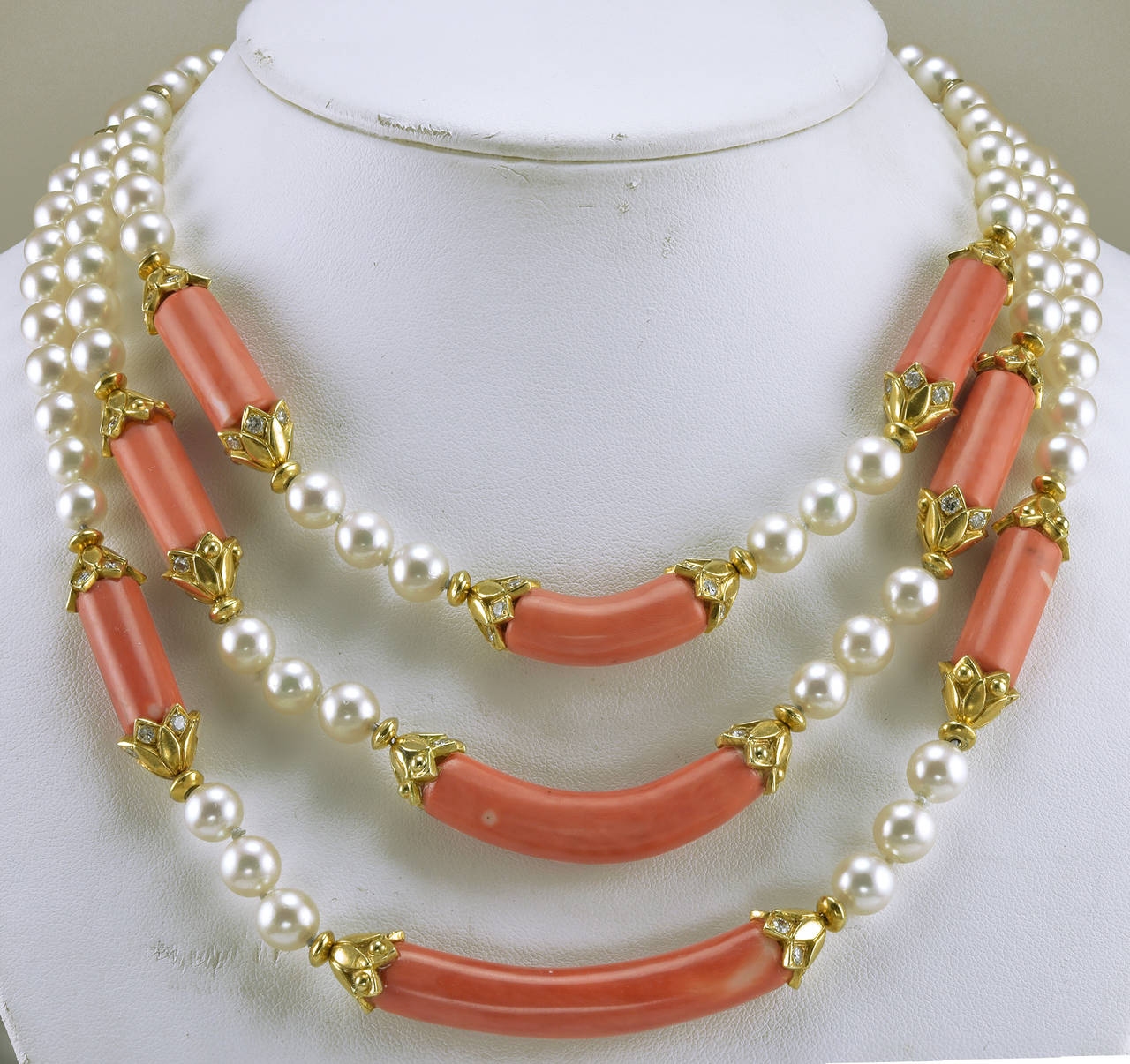 Van Cleef & Arpels Coral Pearl Diamond Gold Choker Necklace In Excellent Condition In Teaneck, NJ