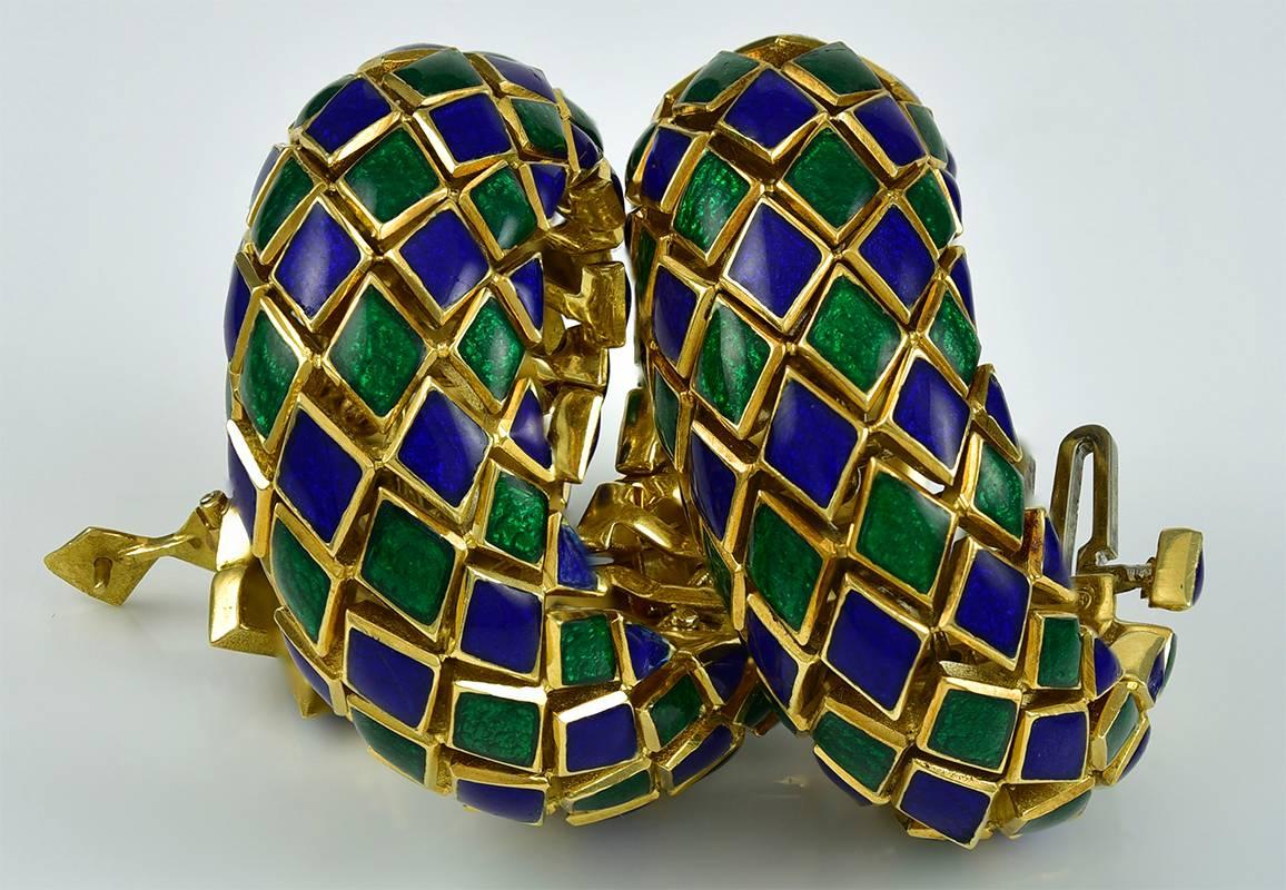 This is a rare, classic and gorgeous color combination. 1960s/1970s David Webb reticulated 18K and enamel snake-like bracelet. Blue and green enamel are a classic, and very to find.  Fits up to a 7