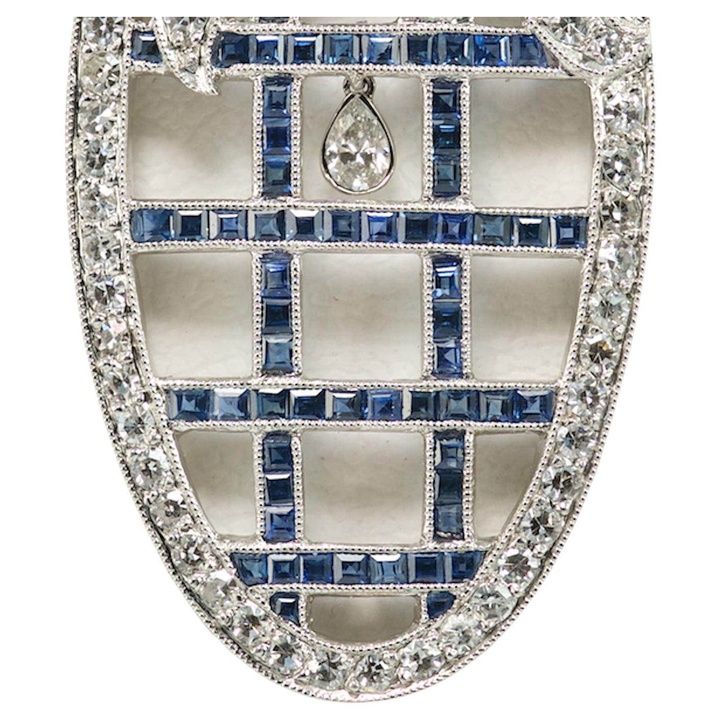 OLYMPUS ART Certifié,
950 PT Platine,
0,26 ct. Poire diamantée
1,25 ct. Diamant rond
1,39 ct. Saphir

Bleu K.K. Chakra de la gorge
Le chakra de la gorge est associé à la couleur bleue. On pense que le bleu a un effet calmant sur le corps. Certaines