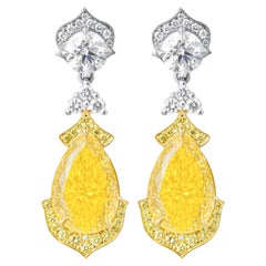 Orecchini pendenti in platino e oro 18 carati con diamanti giallo chiaro a forma di pera