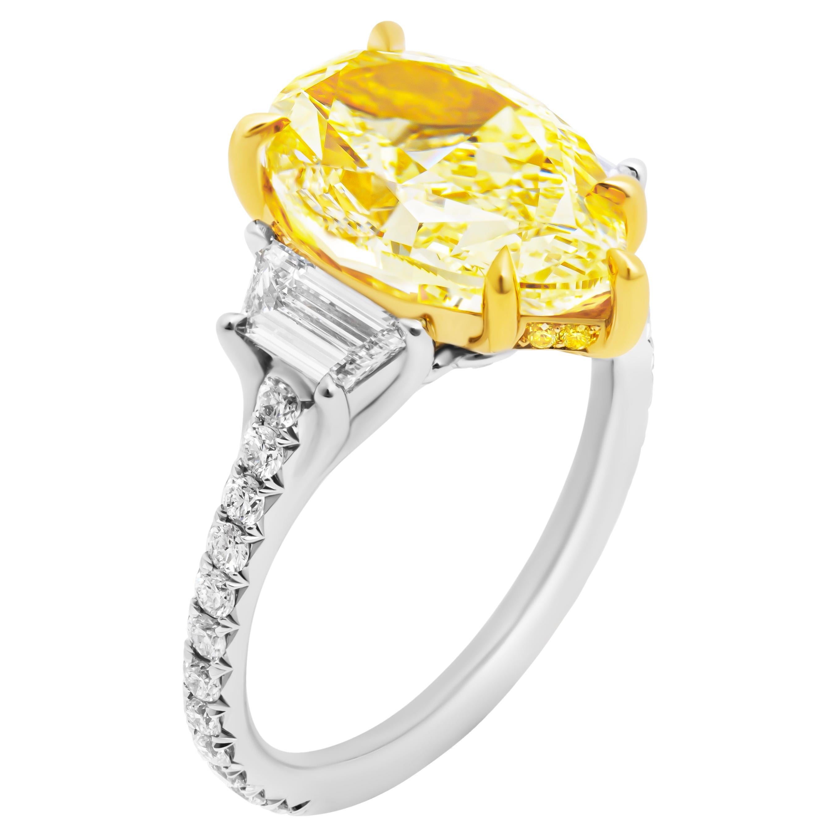 Anillo de 3 piedras certificado por el GIA con diamante en forma de pera de 5,02 ct amarillo claro fantasía en venta