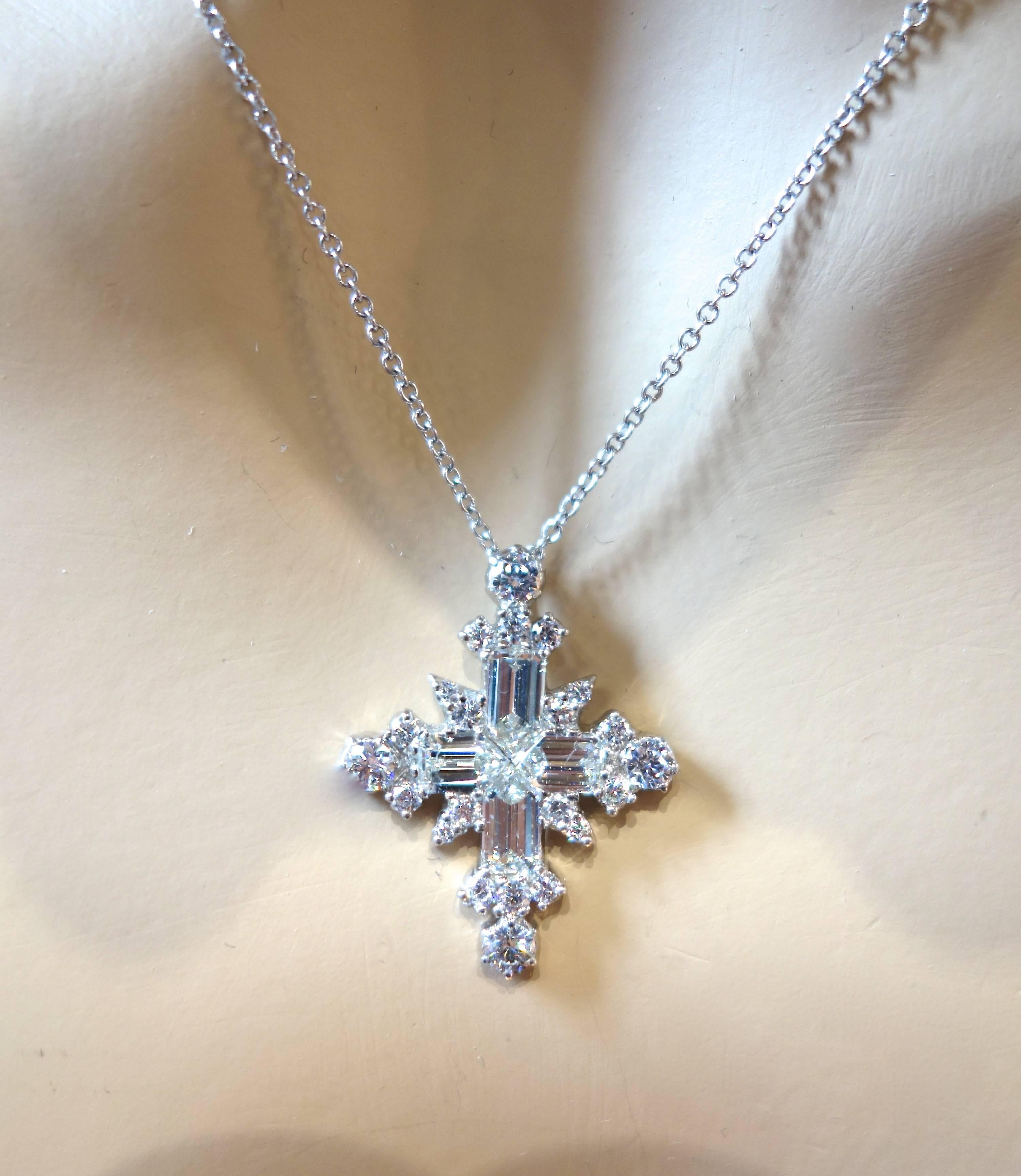 Platinum Diamond Snowflake Cross In Excellent Condition In Aspen, CO