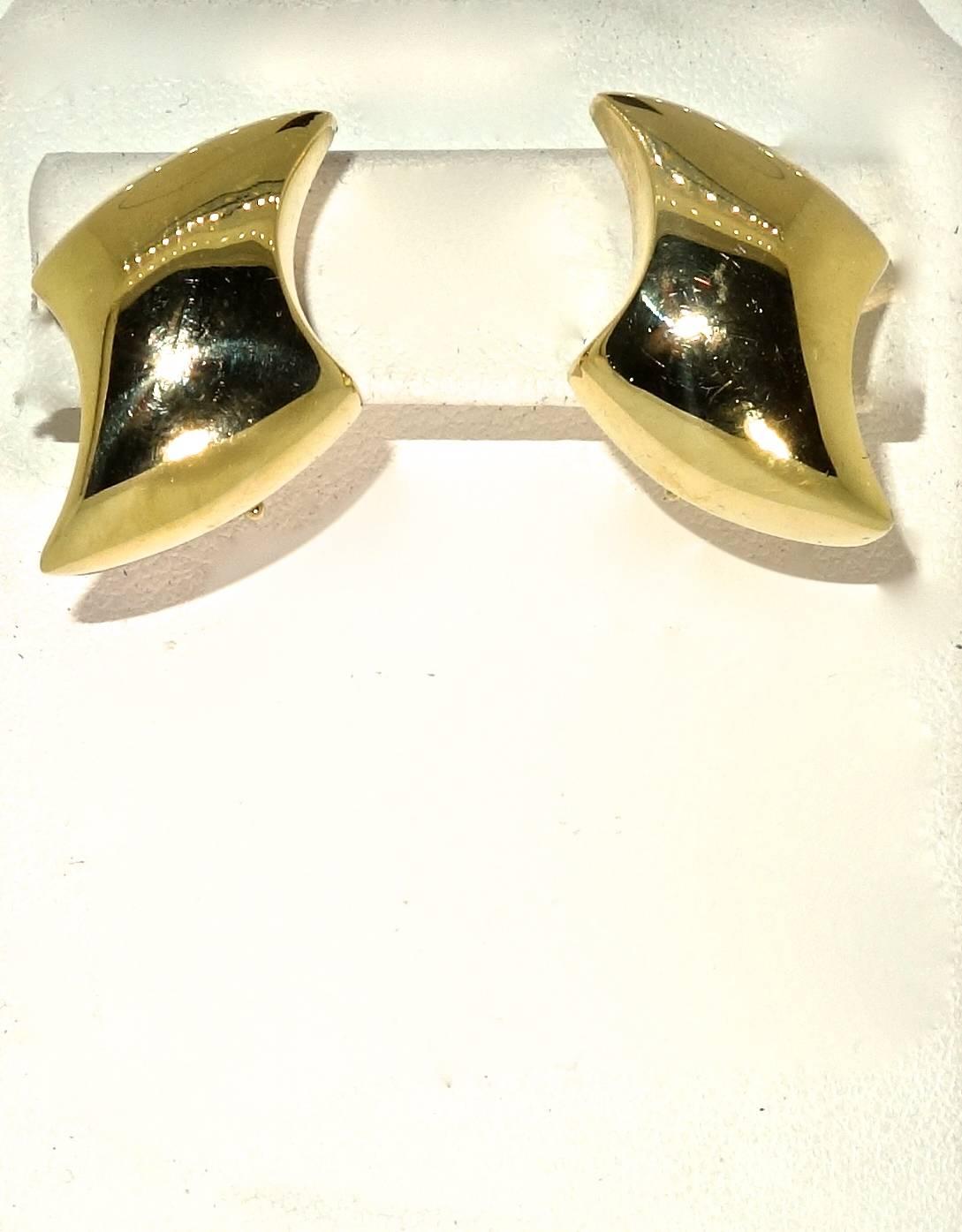 An unusual twist pattern describes these very wearable 18K gold earrings.  They weigh 14.77 grams