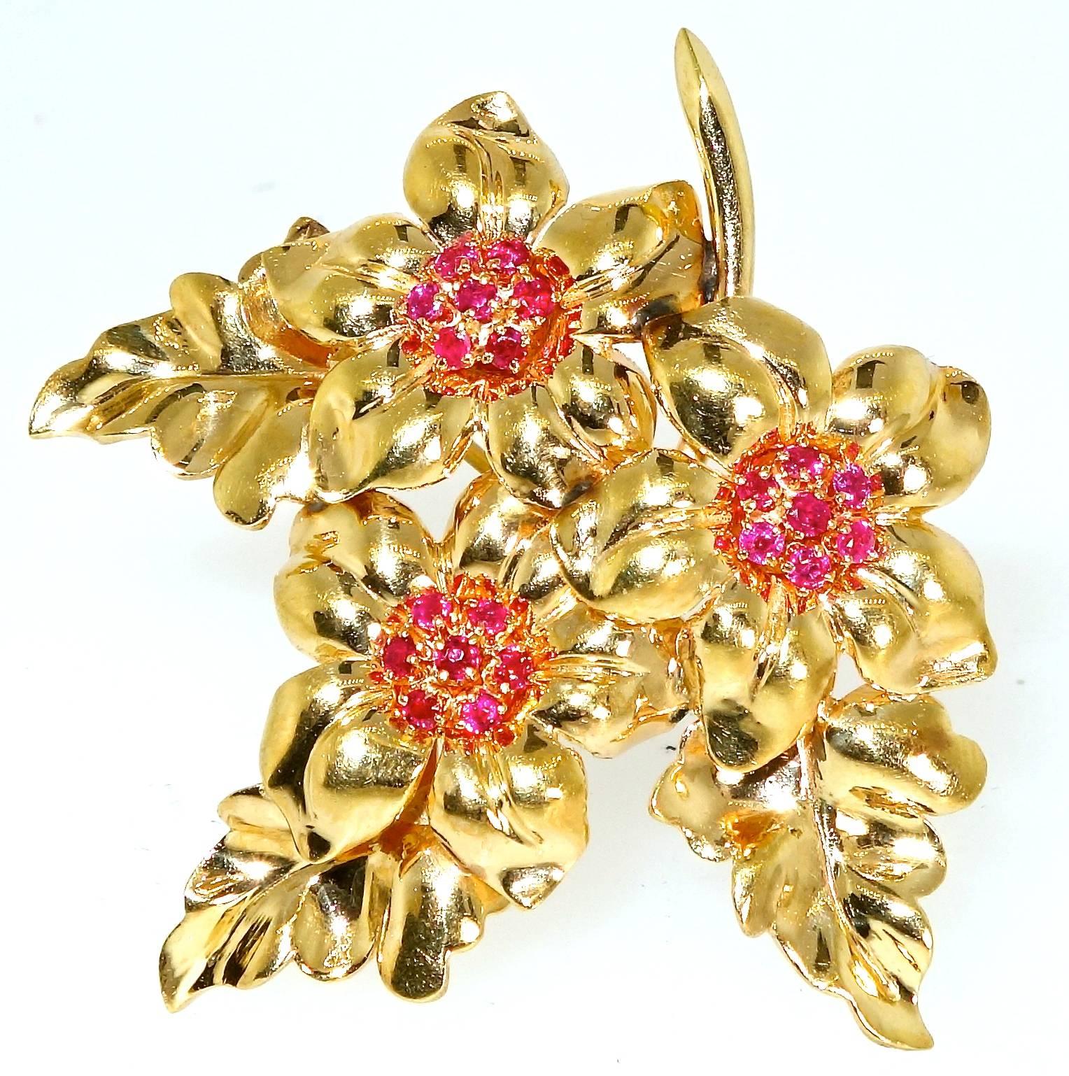 Retro Ruby and Gold Maple Leaf Brooch In Excellent Condition In Aspen, CO