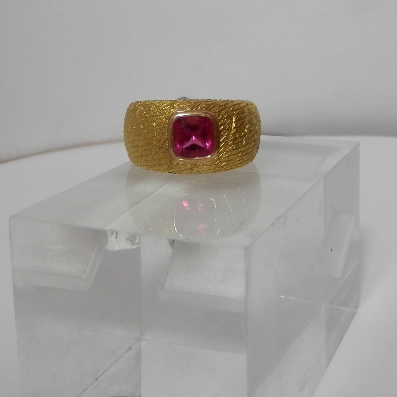 Van Cleef & Arpels pink tourmaline Gold ring In Good Condition In Aspen, CO
