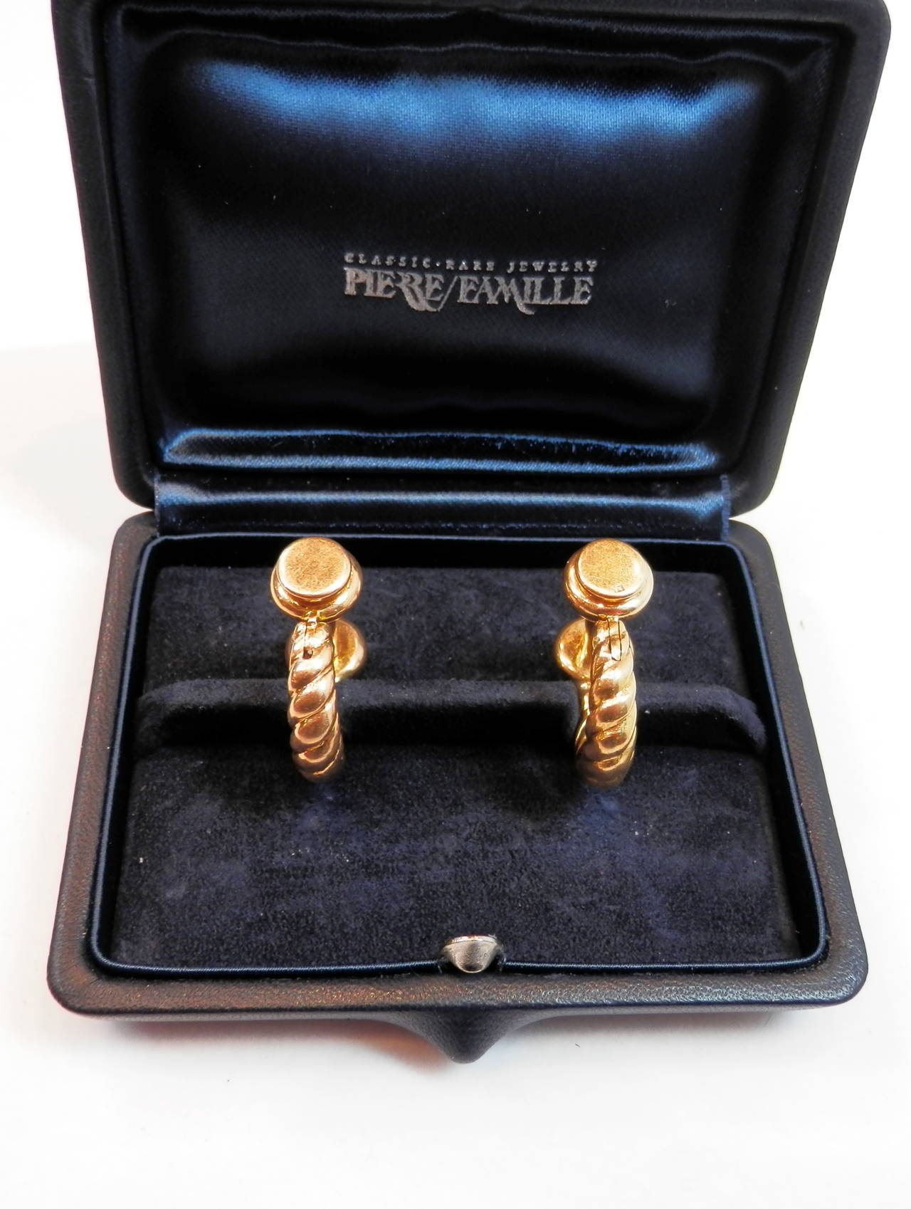 French Gold shackle motif cufflinks In Excellent Condition In Aspen, CO