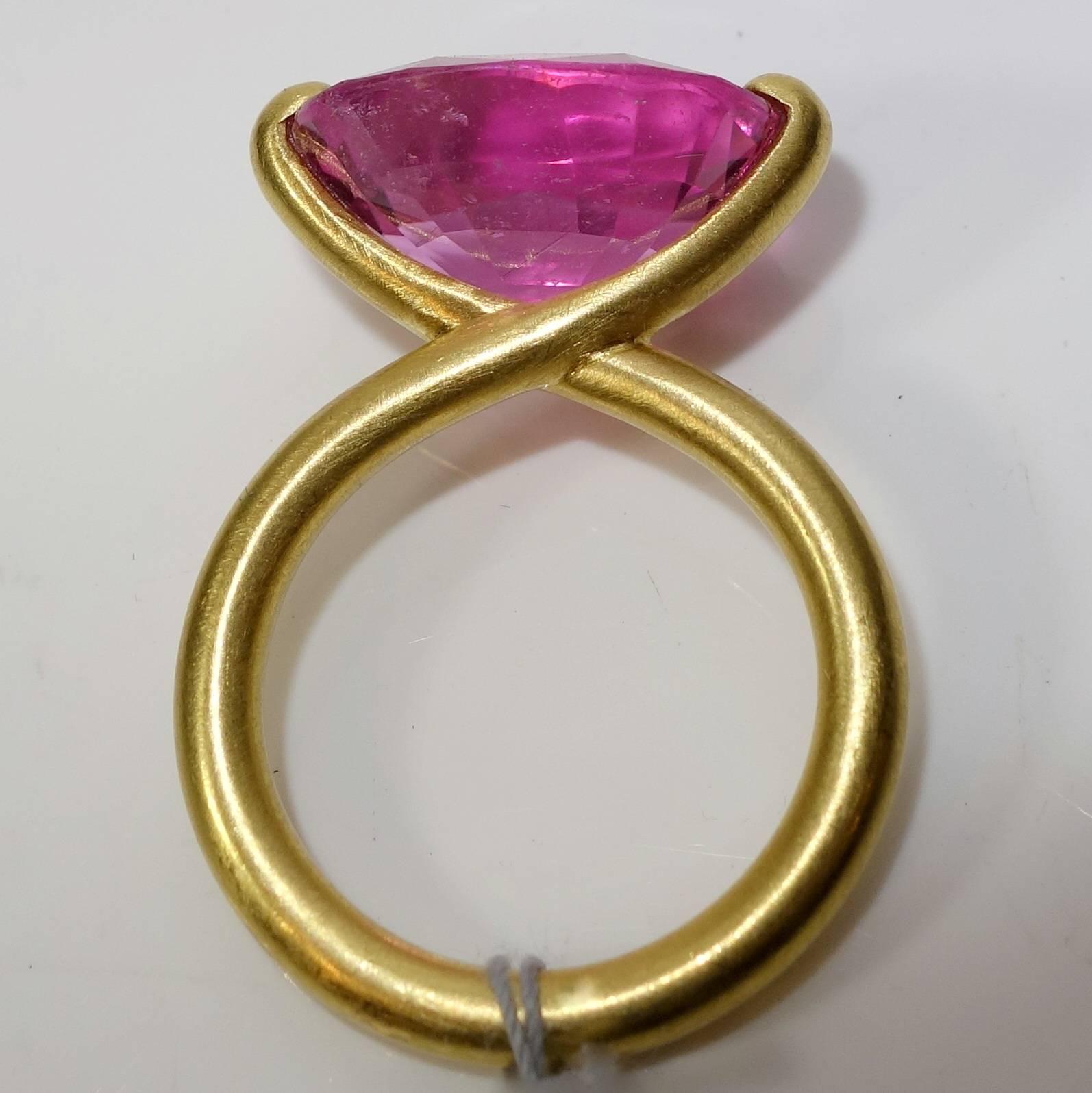 ring aus gebürstetem 20-karätigem Gelbgold:: besetzt mit einem ovalen rosafarbenen Turmalin von ca. 10::65 Karat.