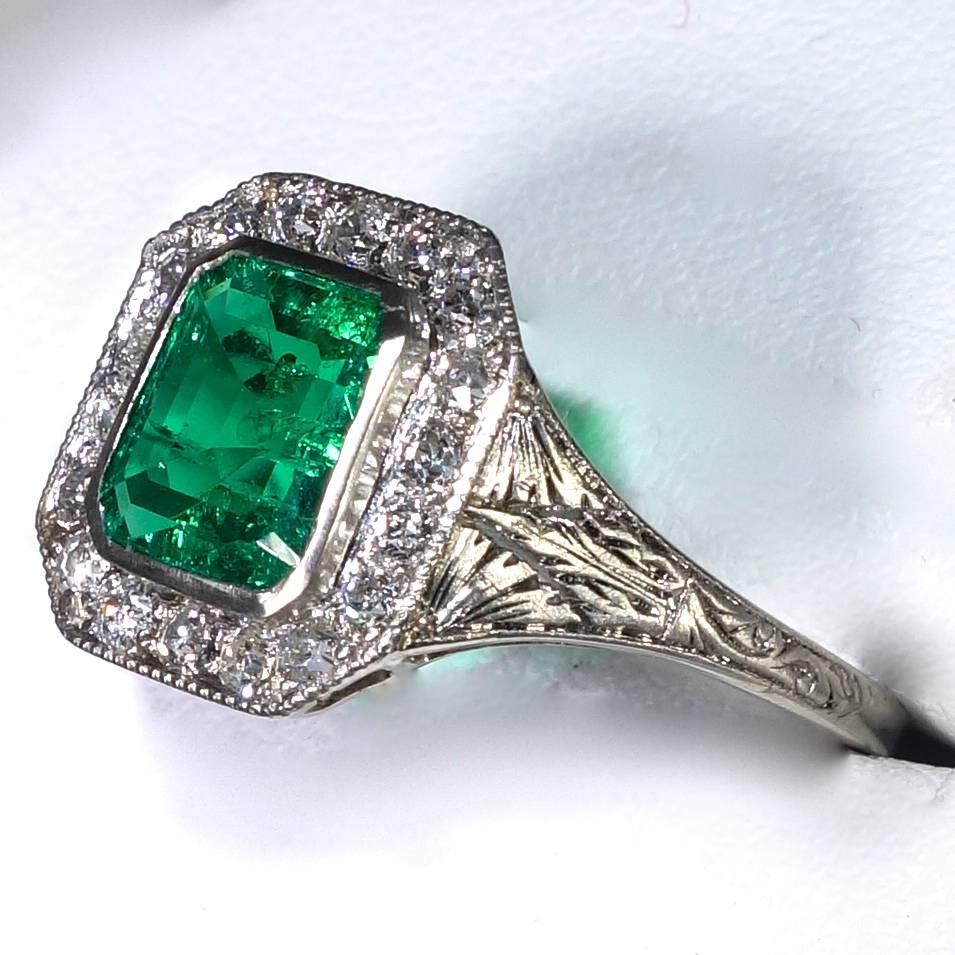 Etwa .87 ct altes Material kolumbianischen Smaragd mit einer starken Sättigung von grün.  Es gibt 18 runde Diamanten im europäischen Schliff mit einem Gewicht von ca. 0::27 Karat. Diese kleinen:: gut passenden Steine sind alle nahezu farblos (I) und
