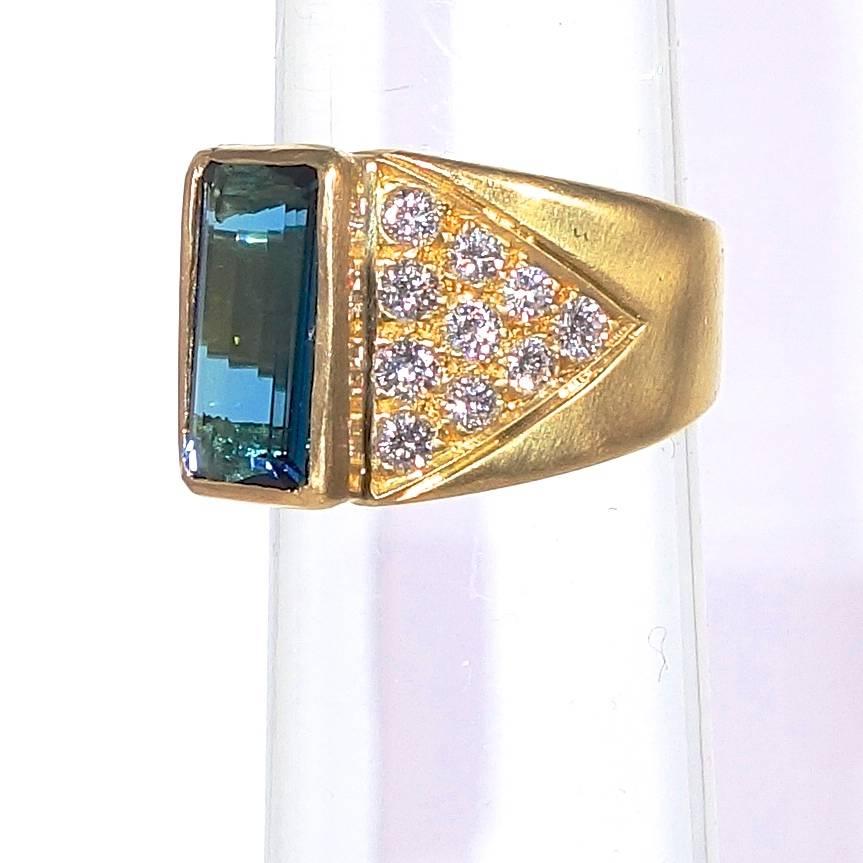 Ein feiner:: tiefblauer Indicolith (blauer Turmalin) steht im Mittelpunkt dieses Rings.  Der Turmalin hat eine feine tiefblaue Farbe.  Er wiegt 3+ cts.  Er wird von 20 feinen runden Diamanten im Brillantschliff akzentuiert:: die alle gut aufeinander