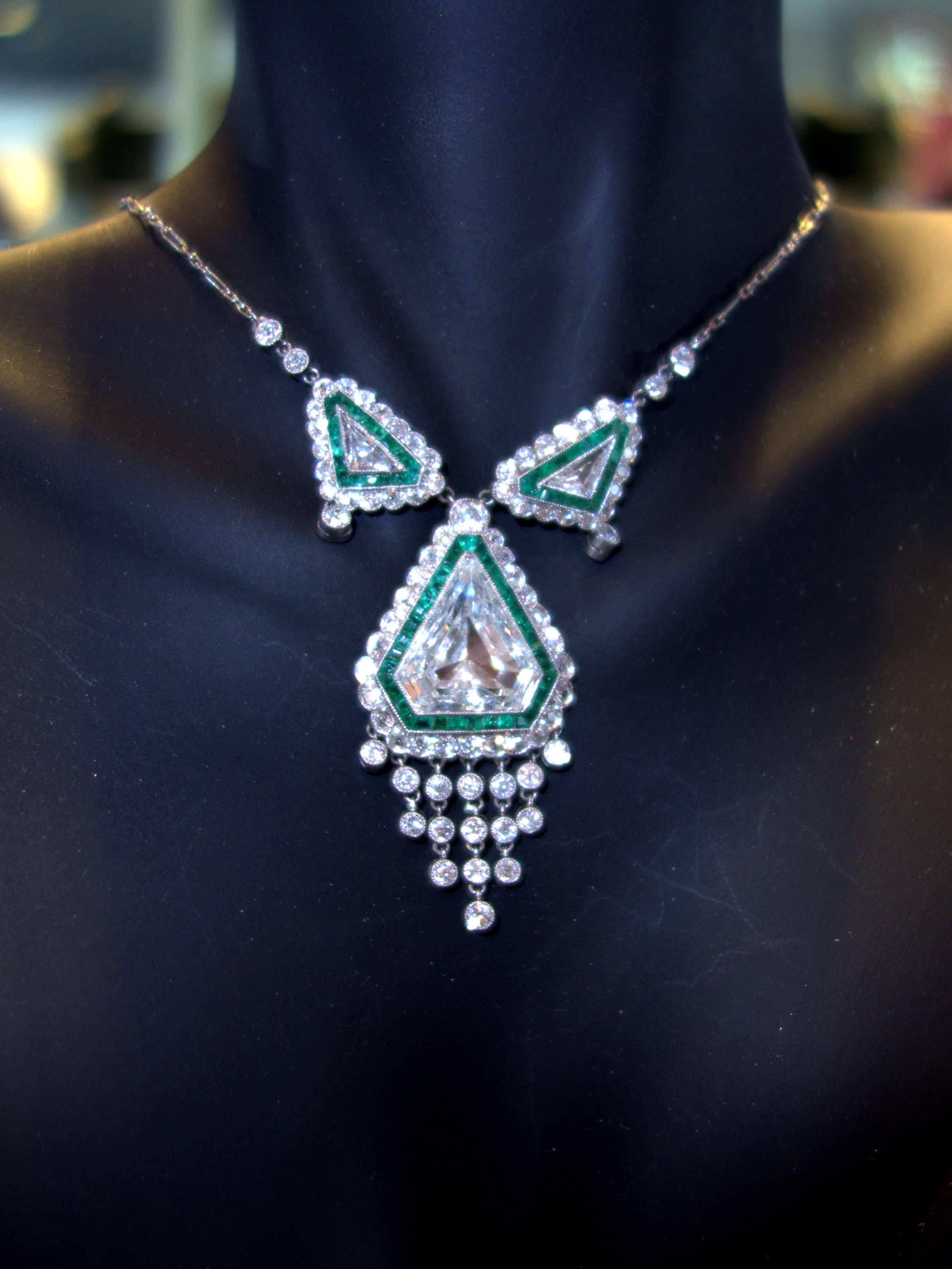 Art Deco Emerald Diamond Platinum Necklace In Excellent Condition In Aspen, CO