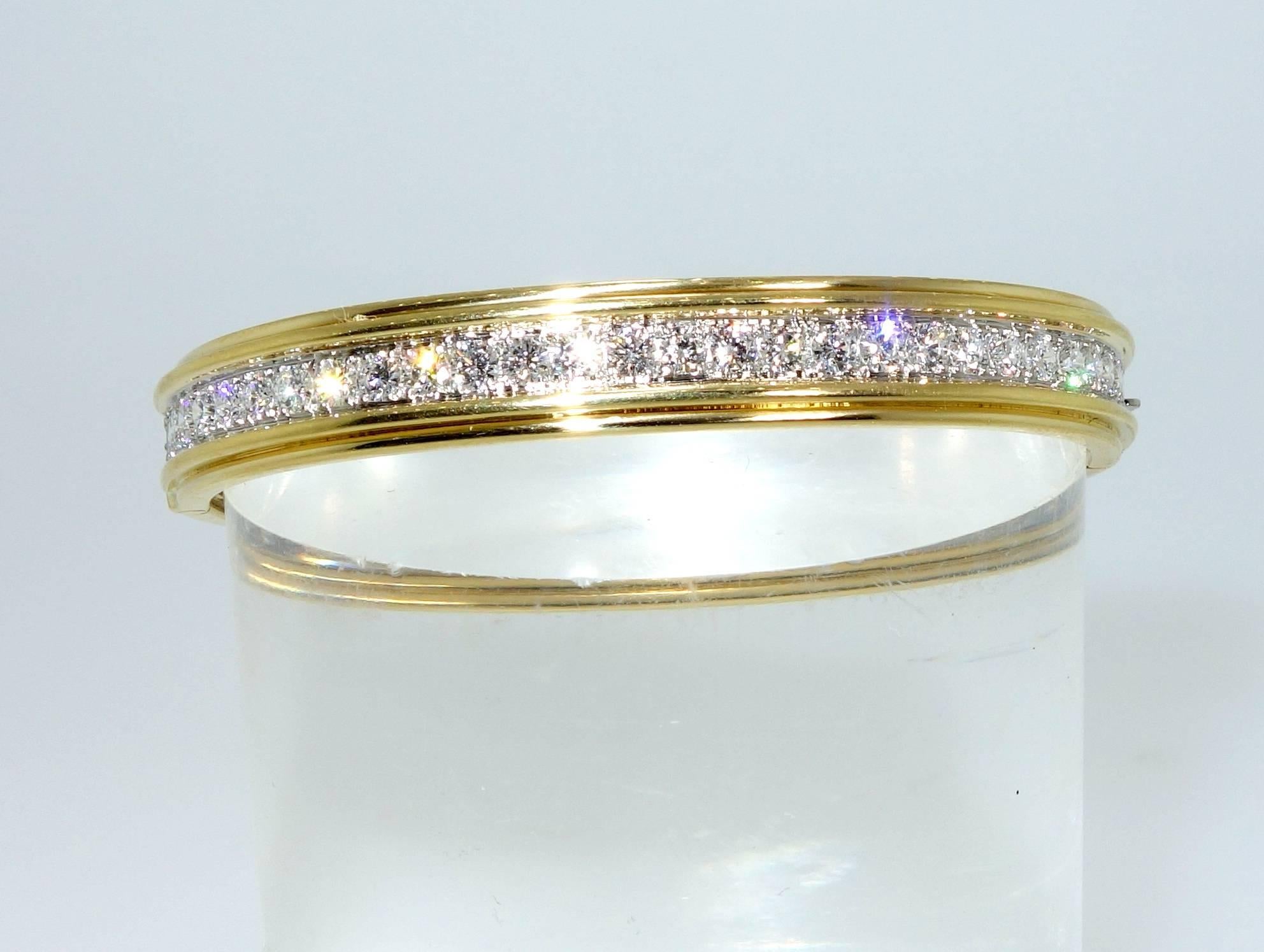Contemporary Cavelti Diamond Gold Diamond Bangle Bracelet