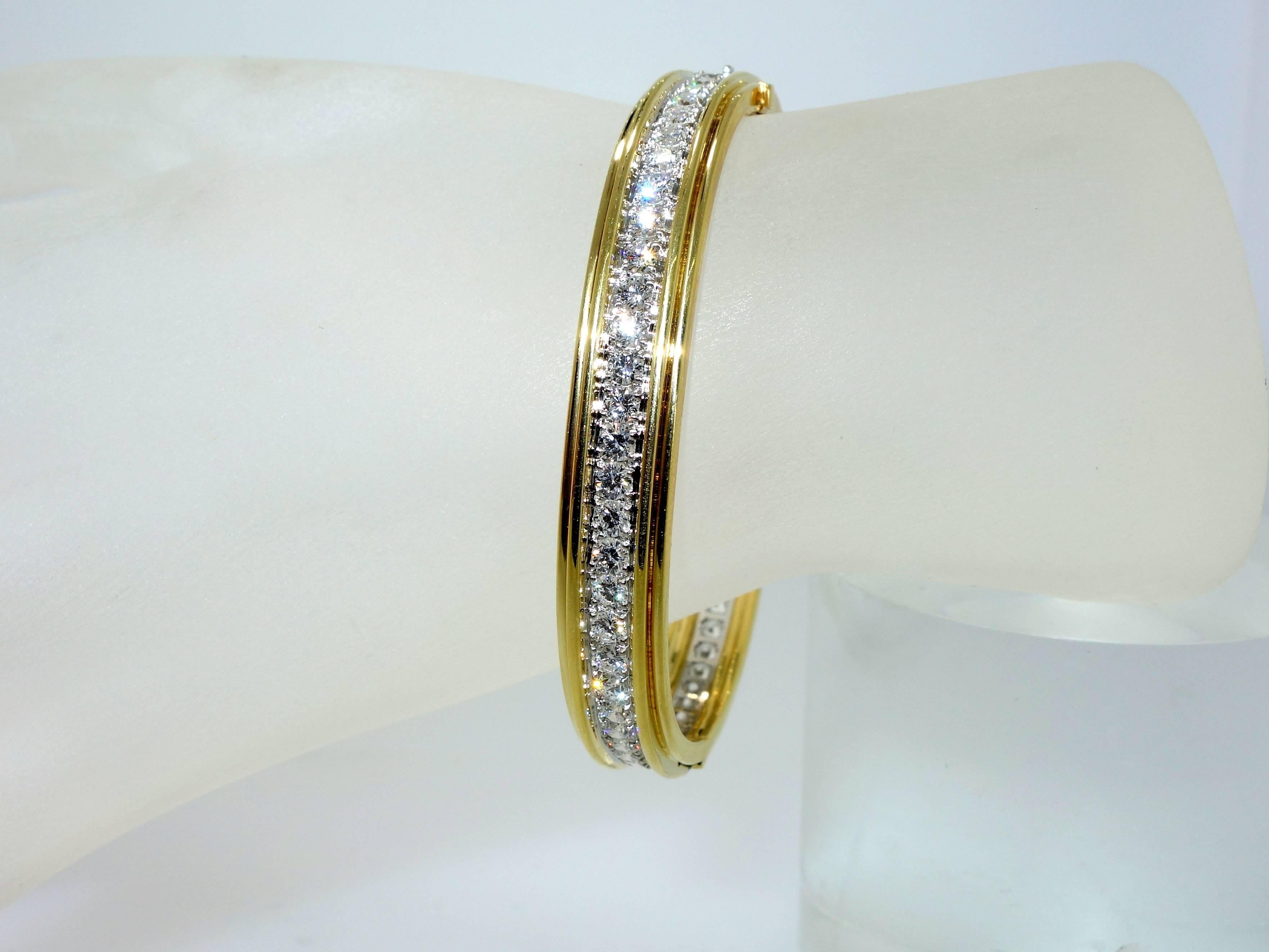 Cavelti Diamond Gold Diamond Bangle Bracelet In Excellent Condition In Aspen, CO