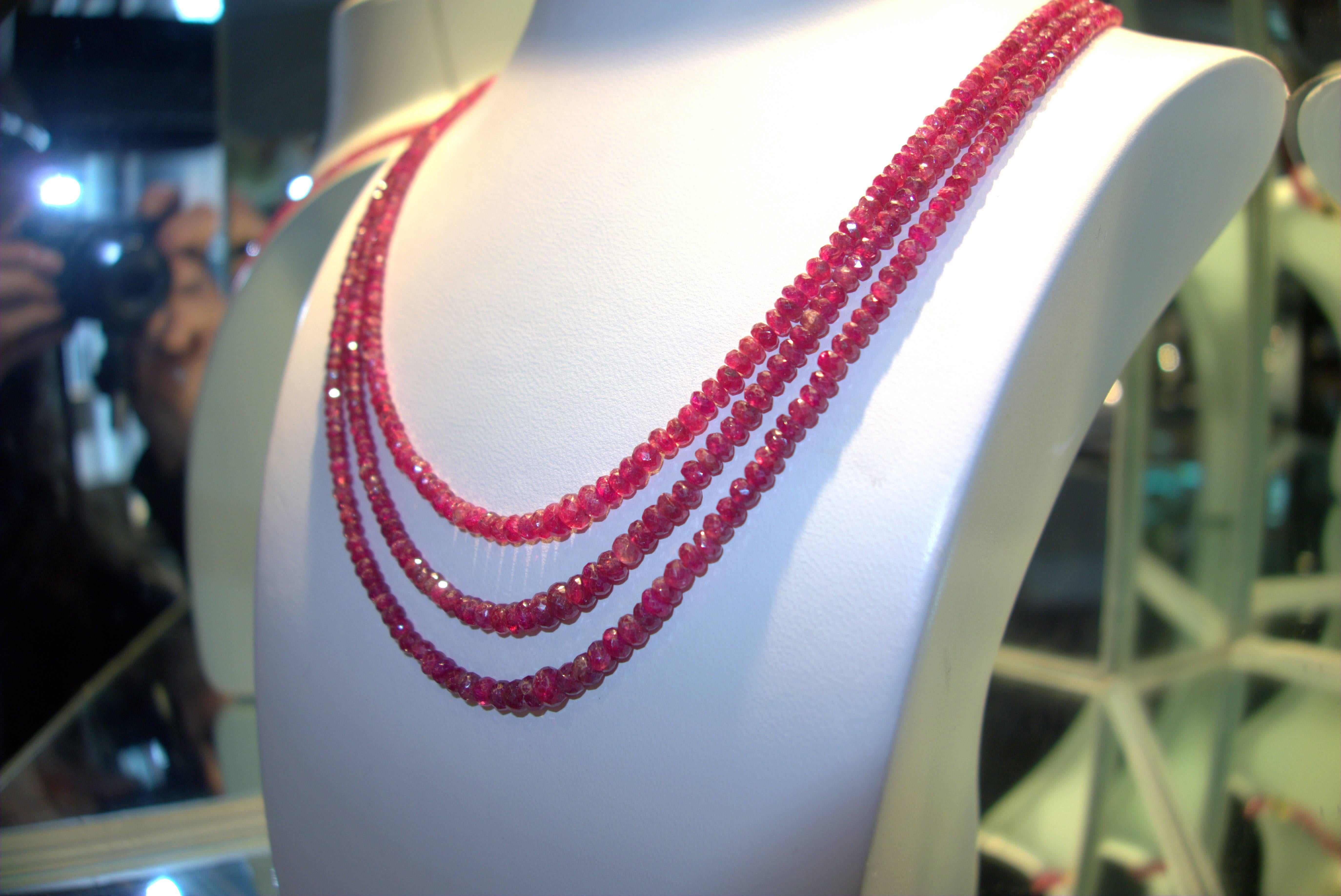 Bright Red Ruby Necklace In Excellent Condition In Aspen, CO