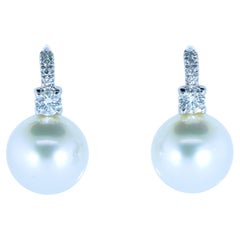 Orecchini contemporanei con perle dei mari del sud e diamanti in oro bianco 18 carati