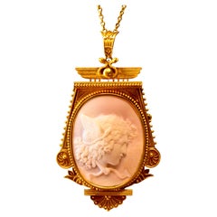 Antiguo broche/colgante de medusa con camafeo de concha de piel de ángel de renacimiento etrusco, c. 1875