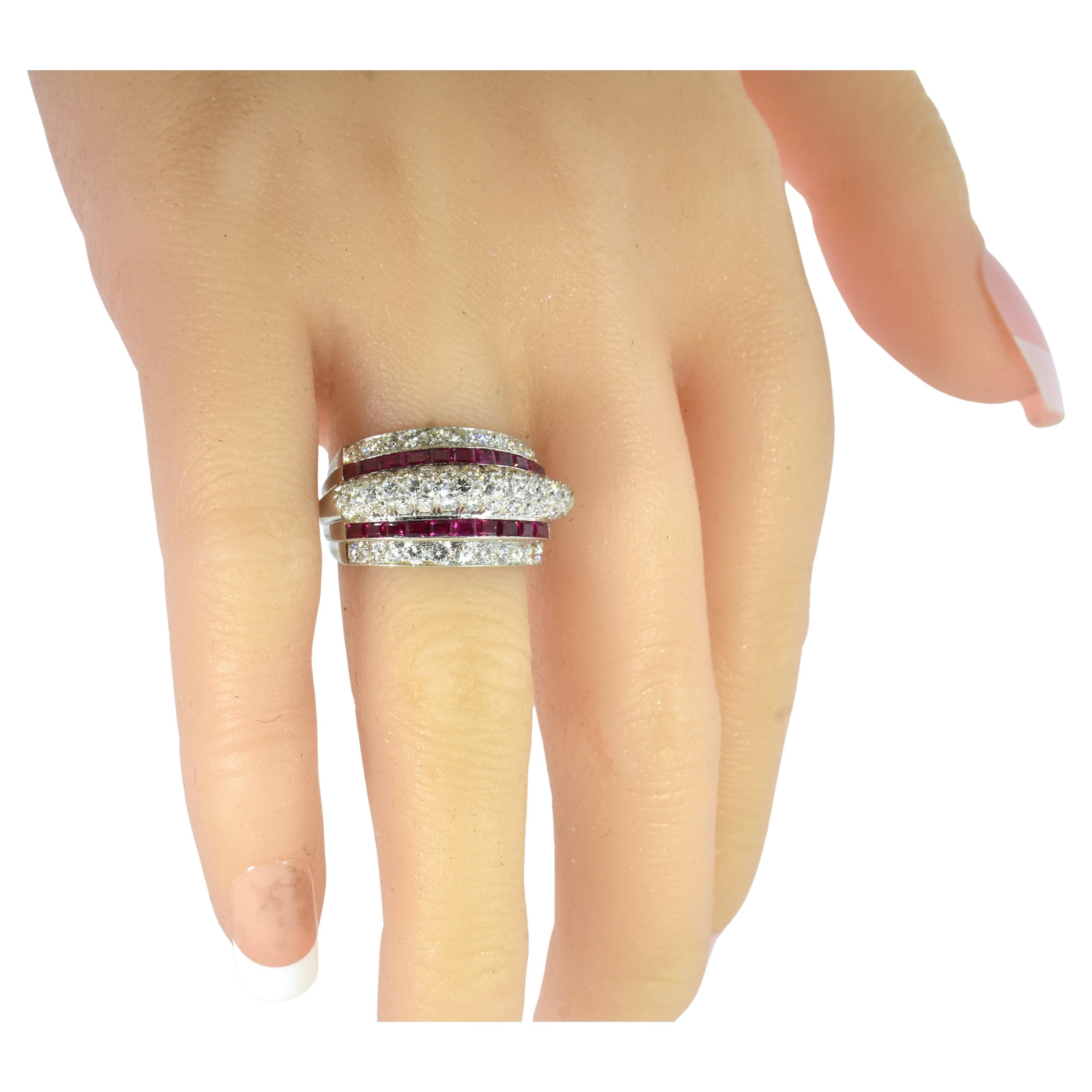 Anillo Art Decó de platino, diamantes y rubí rojo vivo natural, circa 1938 en venta